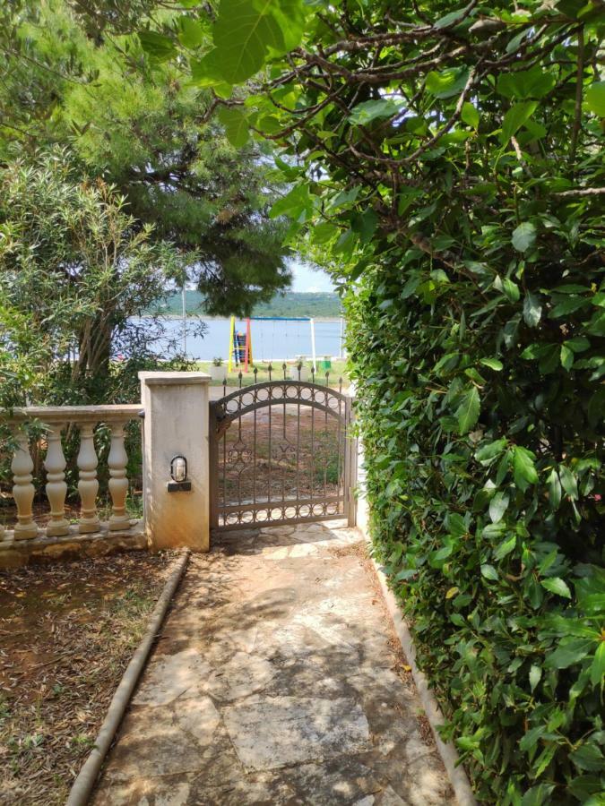 Villa Punta Blava - Beach Front, Ideal For Family Vacation With Kids, Large Terraces With Sea View, Internet, Netflix, No Pets Allowed Obrovac Exterior foto